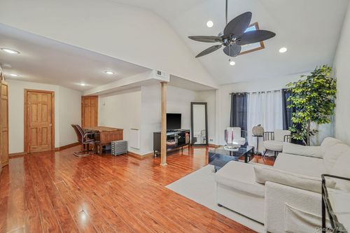 44 4th St, Brentwood, NY, 11717-5513 | Card Image