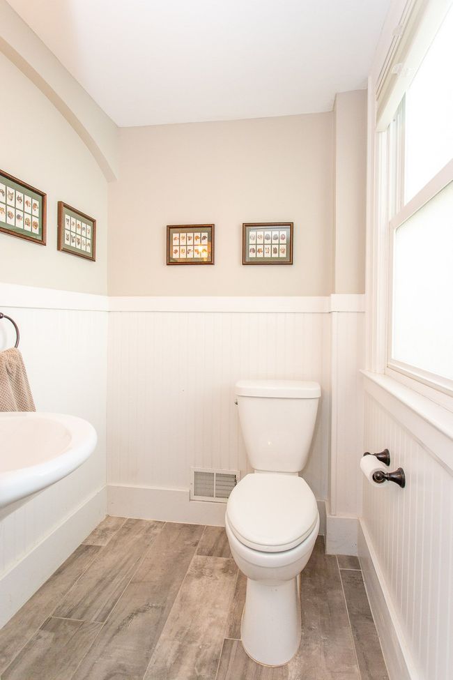 Main floor Powder room | Image 28