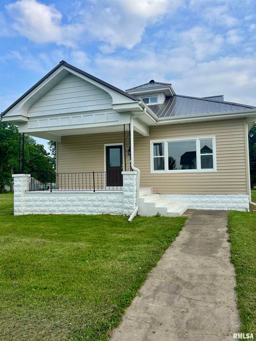 111 W Prairie St, Camp Point, IL, 62320-1368 | Card Image
