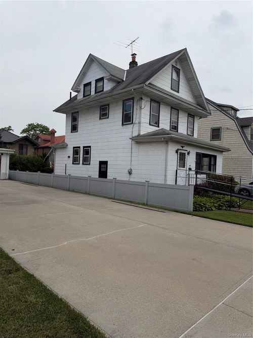 39-11 215th St, Bayside, NY, 11361-2129 | Card Image