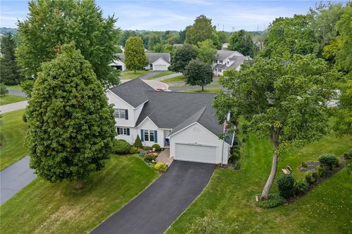 2 Hampton Cir, Fairport, NY, 14450-9554 | Card Image