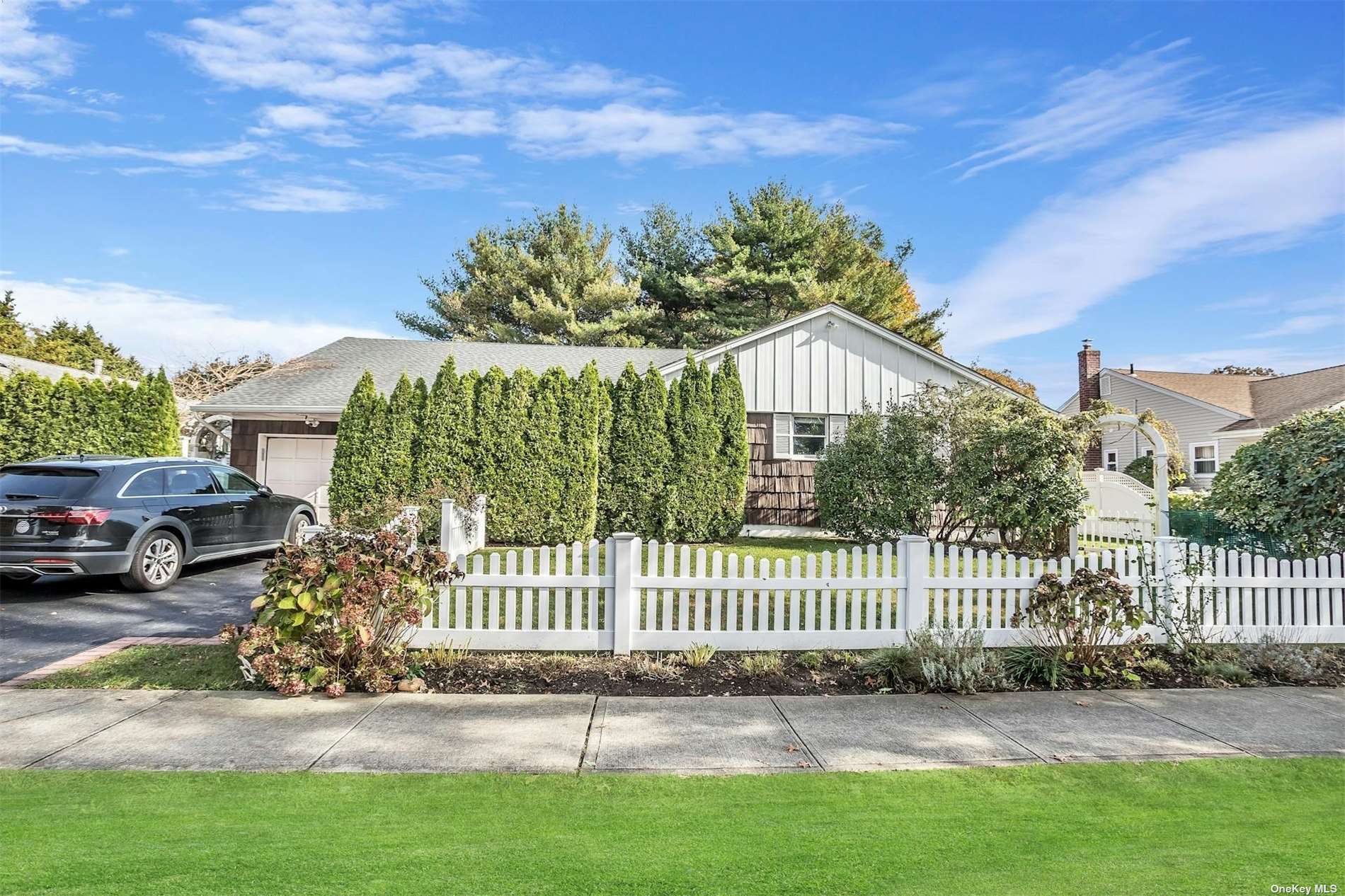 Ann Dr, Syosset, NY 11791