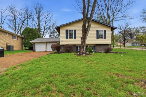 12117 Sage Glen Ct, Maryland Heights, MO, 63043-2147 | Card Image