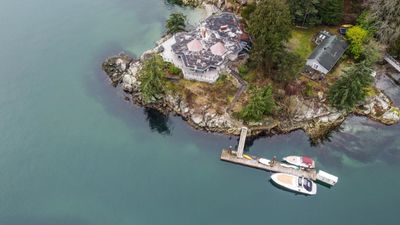 5806 Eagle Island, House other with 5 bedrooms, 4 bathrooms and 2 parking in West Vancouver BC | Image 1