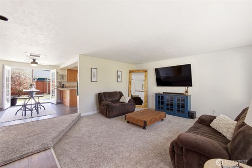 6 Dove St, Longview, WA, 98632-9406 | Card Image