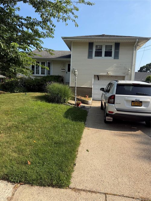 172 N Walnut St, Massapequa, NY, 11758-3017 | Card Image