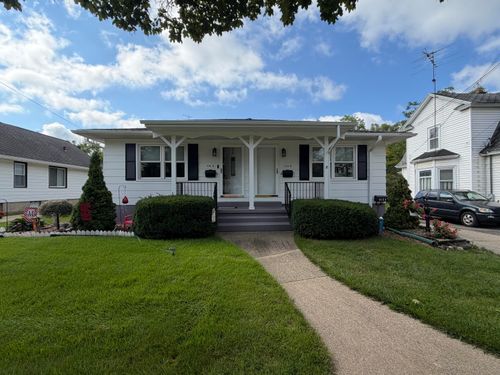 516 E Savidge St, Spring Lake, MI, 49456-1781 | Card Image