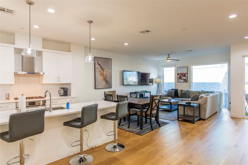 111-2222 Moser Ave, Dallas, TX, 75206-7028 | Card Image