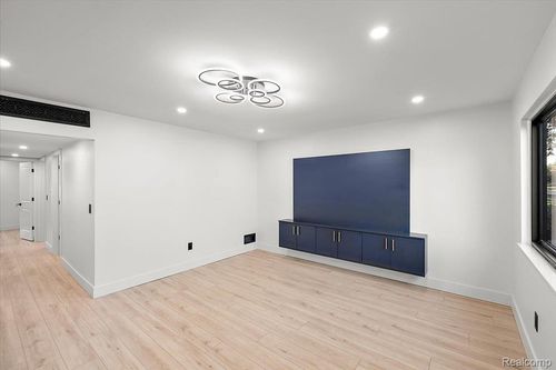 261 Tecumseh St, Clawson, MI, 48017-2056 | Card Image