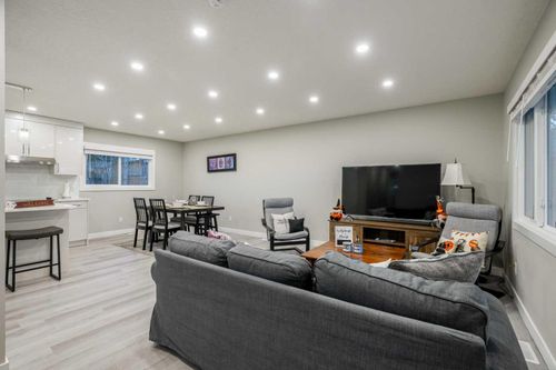 471 Northmount Dr Nw, Calgary, AB, T2K3J1 | Card Image
