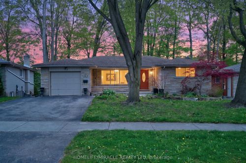 217 Pinegrove Cres, Waterloo, ON, N2L4V2 | Card Image