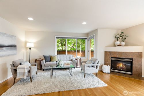 unit-a-11209 Greenwood Ave N, Seattle, WA, 98133-8876 | Card Image