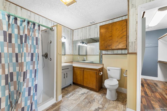 1015 Fm 2200 W, House other with 3 bedrooms, 3 bathrooms and null parking in Devine TX | Image 32