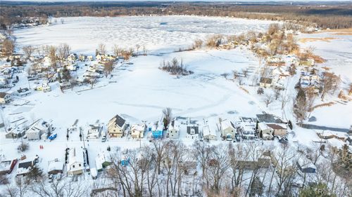 8872 Lagoon Dr, Brighton, MI, 48116-8226 | Card Image