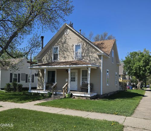 223 6th Ave Ne, Jamestown, ND, 58401-3633 | Card Image