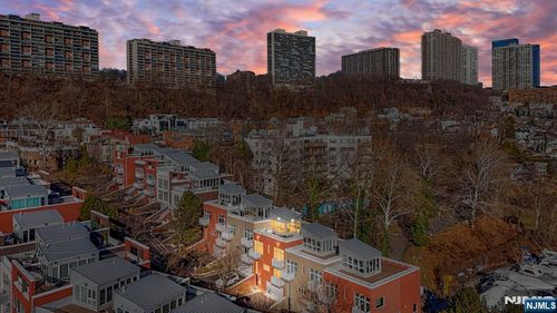 9 Vela Way, Edgewater, NJ, 07020-1563 | Card Image