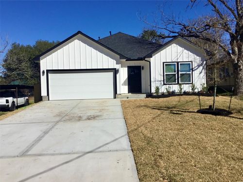 924 E 2nd St, Bellville, TX, 77418-2947 | Card Image