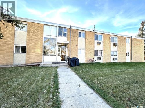 15 4th Ave, Maple Creek, SK, S0N1N0 | Card Image