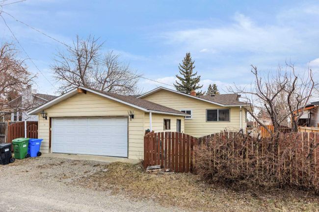 6423 Silver Ridge Drive Nw, Home with 4 bedrooms, 2 bathrooms and 4 parking in Calgary AB | Image 16