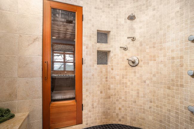 Shower with sauna access | Image 29
