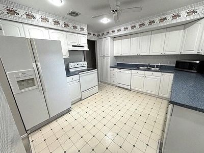 Eat-in kitchen or room to gather | Image 2