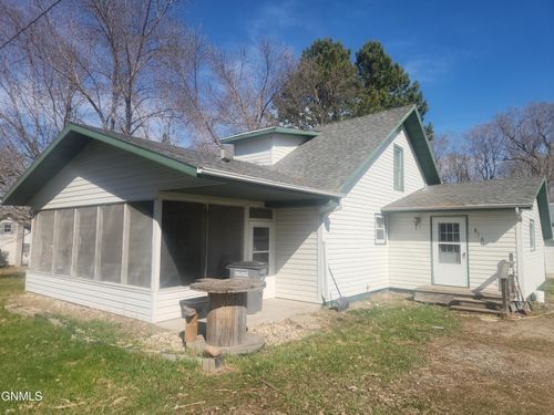 616 1st Ave Ne, Streeter, ND, 58483-7106 | Card Image