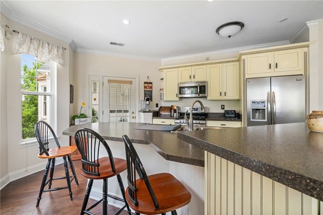 Oversized island can accommodate 3 bar stools | Image 8