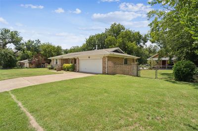 719 Lipan Drive, House other with 3 bedrooms, 2 bathrooms and null parking in Granbury TX | Image 2