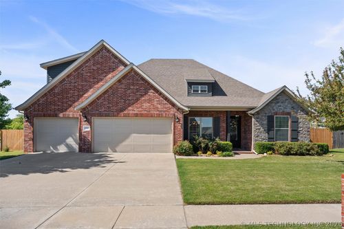 5602 Aspen, Bartlesville, OK, 74006-6988 | Card Image