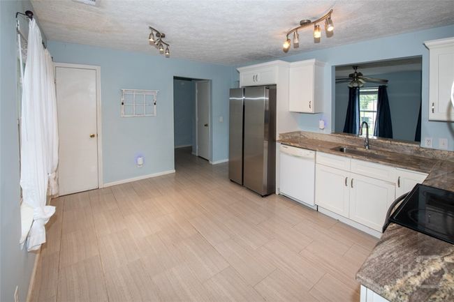 Kitchen/Breakfast Area | Image 11