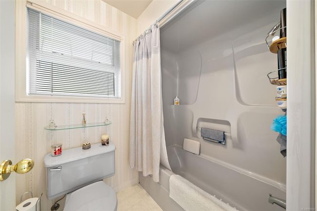 Upper bathroom, main | Image 30