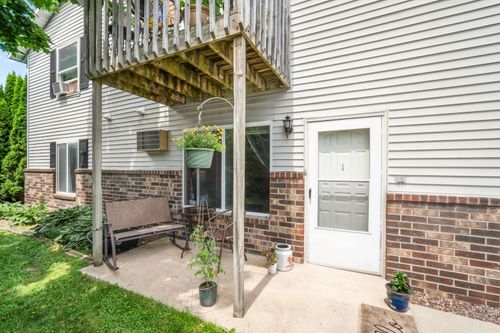 160 Maple Ave S, Slinger, WI, 53086-9412 | Card Image