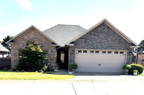 81 Village Ct, Russellville, AR, 72802-7711 | Card Image