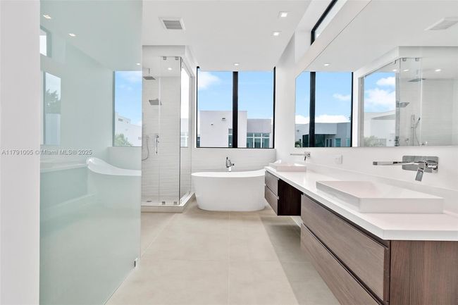 6818 - 6818 Nw 104 Th Ct, House other with 4 bedrooms, 5 bathrooms and null parking in Doral FL | Image 32