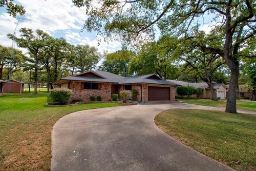 1010 Kiowa Dr W, Lake Kiowa, TX, 76240-9401 | Card Image