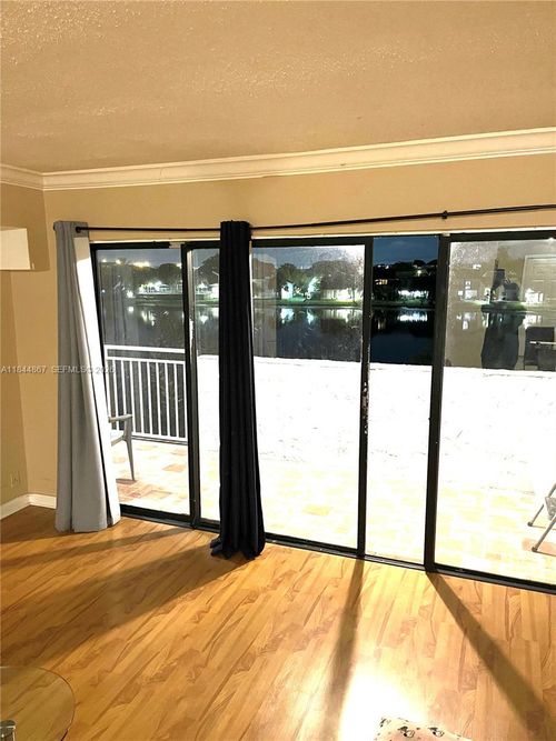 f301-9359 Fontainebleau Blvd, Miami, FL, 33172-4249 | Card Image