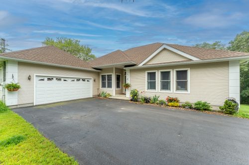 571 Squaw Rock Rd, Moosup, CT, 06354-1747 | Card Image