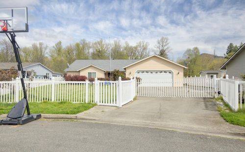 307 Outback Ln, Glendale, OR, 97442-9694 | Card Image