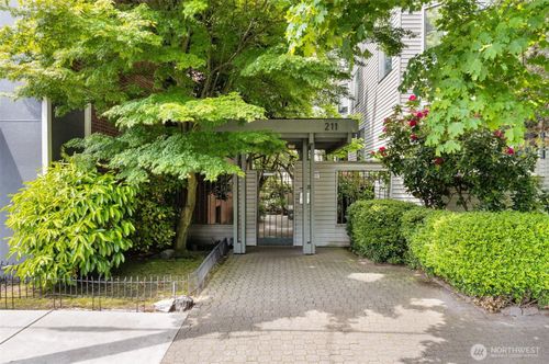 s218-211 Summit Ave E, Seattle, WA, 98102-5672 | Card Image