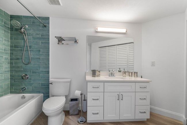 APT-401 - 300 Uno Lago Dr, Condo with 3 bedrooms, 2 bathrooms and null parking in Juno Beach FL | Image 24
