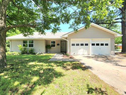 908 Dover Cir, Gainesville, TX, 76240-5933 | Card Image