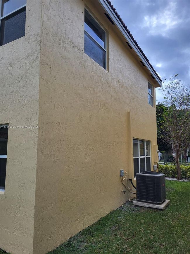 4035 Crescent Creek Pl, House other with 3 bedrooms, 3 bathrooms and null parking in Coconut Creek FL | Image 4