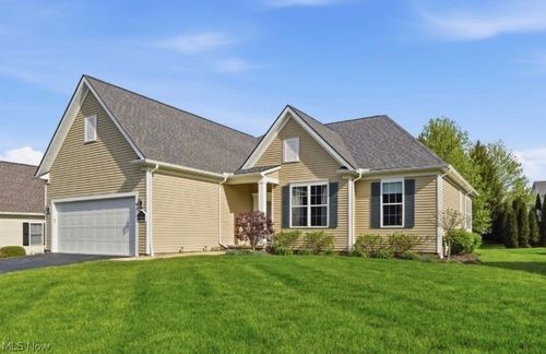8155 Knolls Way, Chagrin Falls, OH, 44023 | Card Image