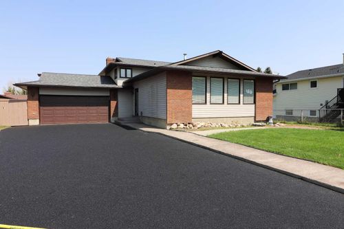 8 Begonia Crt Se, Medicine Hat, AB, T1B2S3 | Card Image