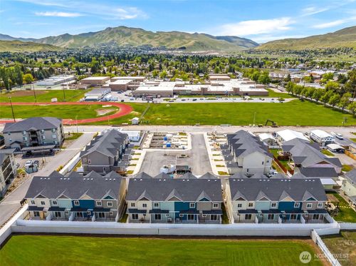 f21-1075 Red Apple Rd, Wenatchee, WA, 98801-3468 | Card Image