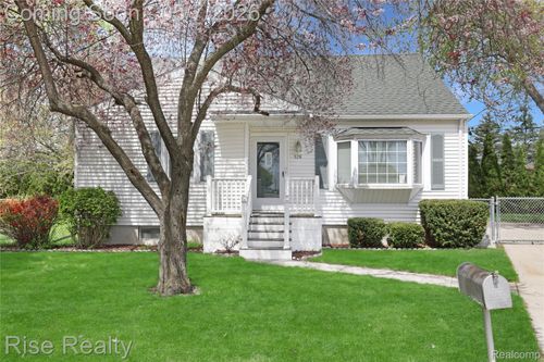 526 Dodson Ct, Bay City, MI, 48708-8428 | Card Image
