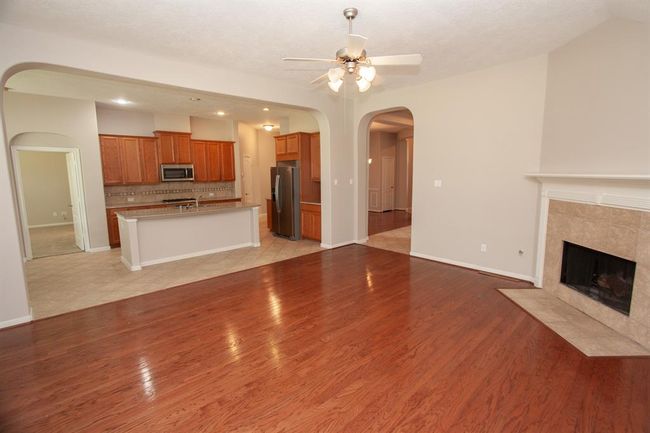 2211 Pearl Bay Ct, House other with 3 bedrooms, 2 bathrooms and 3 parking in Pearland TX | Image 9