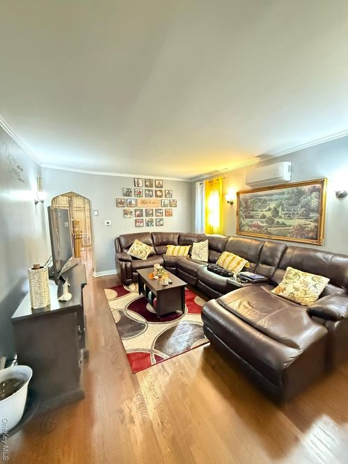 18906 121st Ave, Saint Albans, NY, 11412-3908 | Card Image