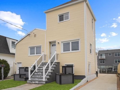 169 E Santa Barbara Rd, Lindenhurst, NY, 11757-6711 | Card Image