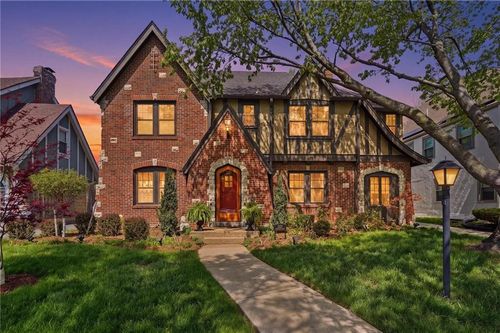 642 Romany Rd, Kansas City, MO, 64113-2037 | Card Image